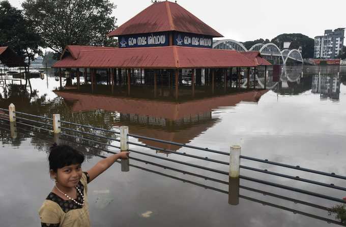 ആലുവ മണപ്പുറം ശിവക്ഷേത്രം ഏതാണ്ട് മുഴുവനായും മുങ്ങിയ നിലയിലാണ്