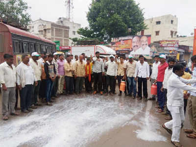 Milk Protest: दूध आंदोलन हिंसक, गाड्या फोडल्या