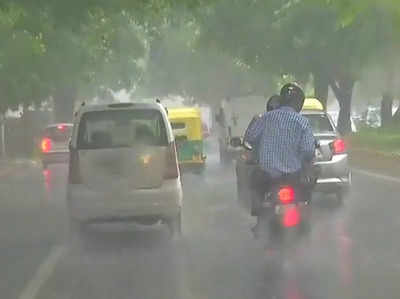 दिल्ली के कई इलाकों में हुई भारी बारिश, ट्रैफिक जाम से परेशान हुए लोग
