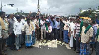 ಹೆದ್ದಾರಿಯಲ್ಲಿ ರೇಷ್ಮೆಗೂಡು ಚೆಲ್ಲಿ ರೈತರ ಪ್ರತಿಭಟನೆ