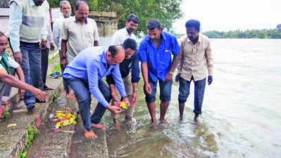 ಶ್ರೀರಂಗಪಟ್ಟಣದಲ್ಲಿ ಕಾವೇರಿ ನದಿಗೆ ಪೂಜೆ