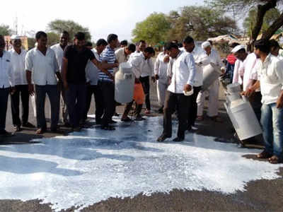 सरकार शेतकऱ्यालाच नमवत आहे