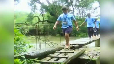चिकमंगलूरः जान दांव पर लगा जर्जर लकड़ी के पुल से स्कूल पहुंच रहे बच्चे