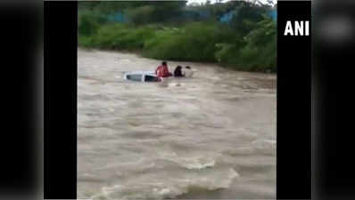 नवी मुंबई: पानी में डूबी कार में फंस गया परिवार, लोगों ने ऐसी की मदद, देखें विडियो