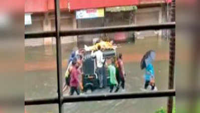 मुंबई: जलभराव के बीच रिक्शे पर उठी अर्थी
