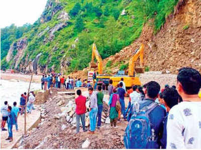 मूसलाधार बारिश से हिमाचल में कई जगह लैंडस्लाइड, घंटों फंसा रहा ट्रैफिक