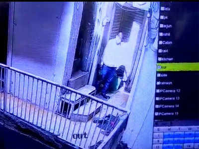 CCTV में कैद हुआ चांदनी चौक का जूता चोर, देखें कैसे चोरी हो रहे जूते