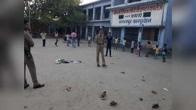 कानपुर: पुलिसवाले अंकल से सीख लेकर बच्चे कर रहे ‘सत्याग्रह’