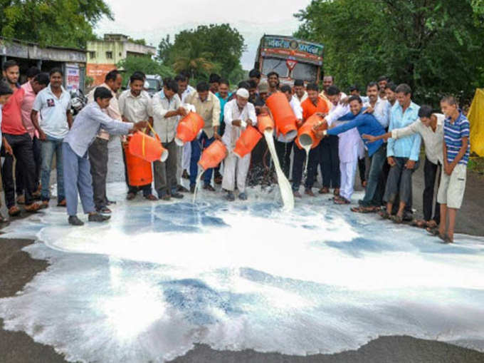 किसान दूध की कीमत बढ़ाने की मांग के साथ उसे शहर नहीं भेज रहे।