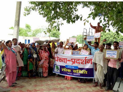 वाराणसीः पीएम मोदी के गोद लिए गांव में किसानों ने किया प्रदर्शन