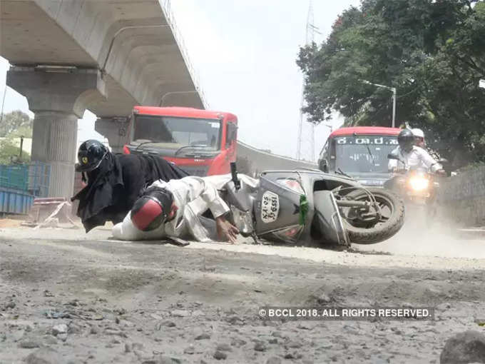   న‌ర‌కానికి దారులు చూపుతున్న రోడ్ల గుంత‌లు 