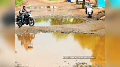 న‌ర‌కానికి దారులు చూపుతున్న రోడ్ల గుంత‌లు 