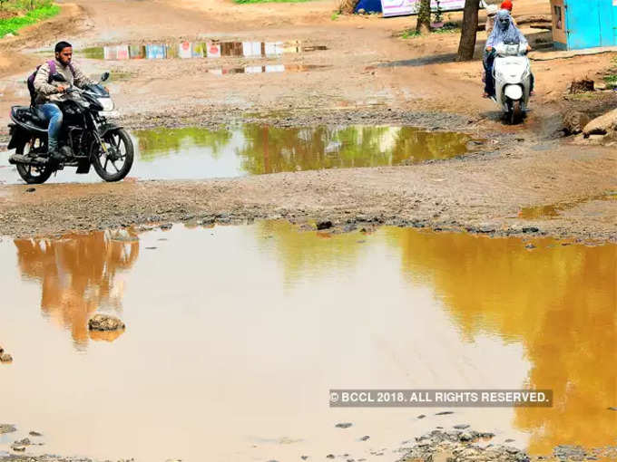   న‌ర‌కానికి దారులు చూపుతున్న రోడ్ల గుంత‌లు 