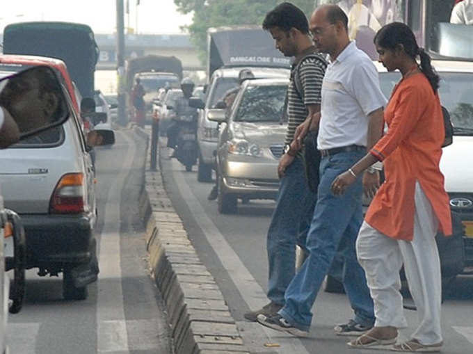 राहगीरों को क्रॉसिंग पार करते वक्त अवरुद्ध करना