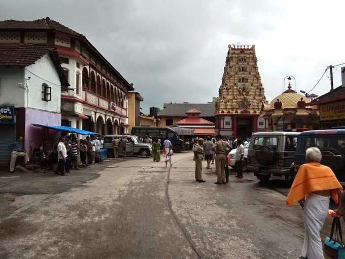 ರಥಬೀದಿಯಲ್ಲಿ ಅಂಗಡಿಗಳು ಬಂದ್‌