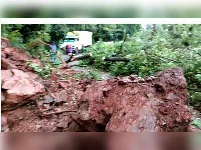 ದತ್ತಪೀಠ ಮಾರ್ಗದಲ್ಲಿ ಗುಡ್ಡ ಕುಸಿತ: ಸಂಚಾರಕ್ಕೆ ಪರದಾಟ