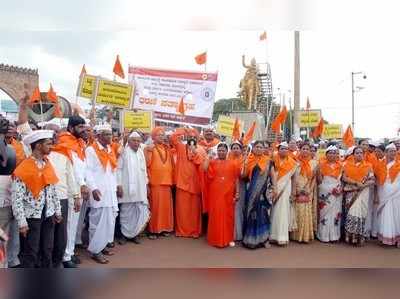 ಲಿಂಗಾಯತಕ್ಕಾಗಿ ಎಂ.ಪಿ ಮನೆ ಮುಂದೆ ಧರಣಿ