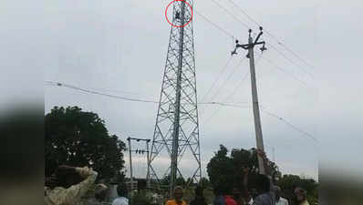नहर में पानी और बिजली नहीं आने पर मोबाइल टावर पर चढ़े किसान