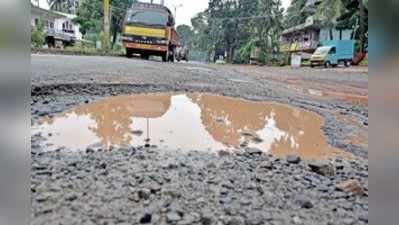 ಹೊಂಡಗಳ ಮಧ್ಯೆ ರಸ್ತೆ ಹುಡುಕುವ ಸ್ಥಿತಿ!