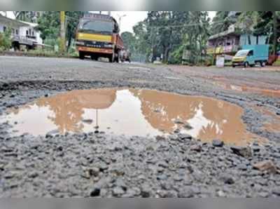 ಹೊಂಡಗಳ ಮಧ್ಯೆ ರಸ್ತೆ ಹುಡುಕುವ ಸ್ಥಿತಿ!