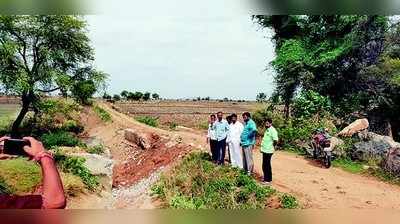 ಶಾಸಕರಿಂದ ಕಾಲುವೆ ಪರಿಶೀಲನೆ