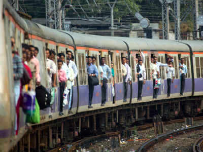 Mumbai Local: मध्य रेल्वेवरील बिघाड दुरुस्त