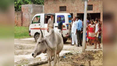 बाराबंकी: हत्‍या के आरोप‍ियों को पीड़‍ित के घर ले गया स‍िपाही, तस्‍वीर हो गई वायरल