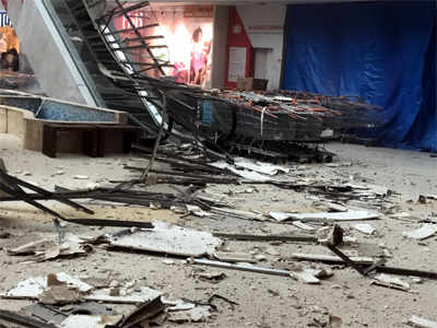 वाशी: रघुलीला मॉलमध्ये सीलिंगचा भाग कोसळला