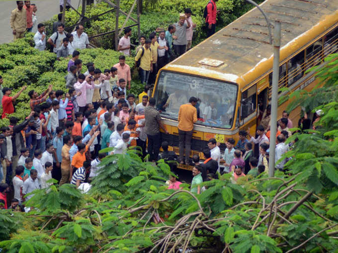 बंद के दौरान नवी मुंबई में स्कूल बस को रोकने का प्रयास करते कार्यकर्ता-
