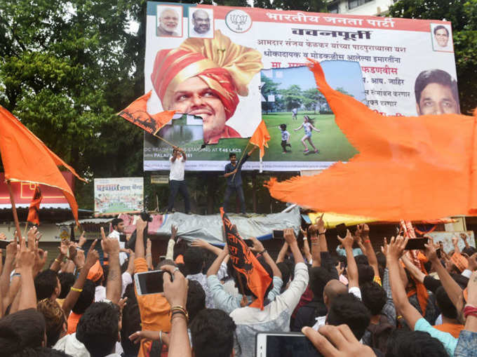 ठाणे में मराठा क्रांति मोर्चा के कार्यकर्ताओं ने मुख्यमंत्री देवेंद्र फडणवीस के एक पोस्टर को फाड़ दिया।
