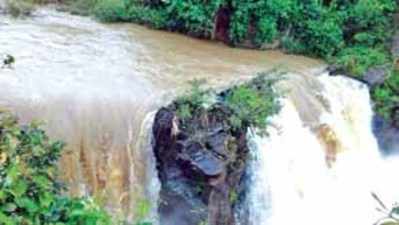 ಜಲಪಾತವಾಗಿರುವ ಮದಗ ಕೆರೆ