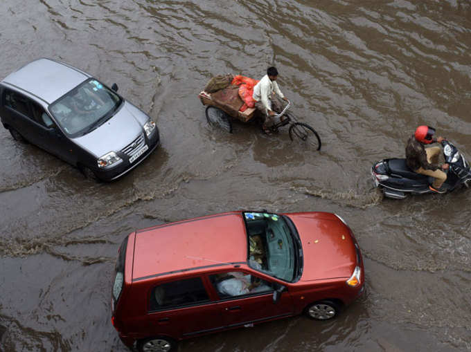 दिल्ली में अभी भी बारिश जारी। कई जगहों पर पानी भरने से परेशान लोग।