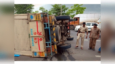 ईस्टर्न एक्स्प्रेस हायवेवर टेम्पो उलटला