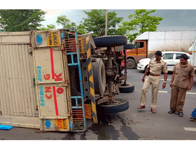 ईस्टर्न एक्स्प्रेस हायवेवर टेम्पो उलटला