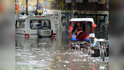 मथुरा: बार‍िश में डूबा शहर, राहगीरों को हो रही मुसीबत