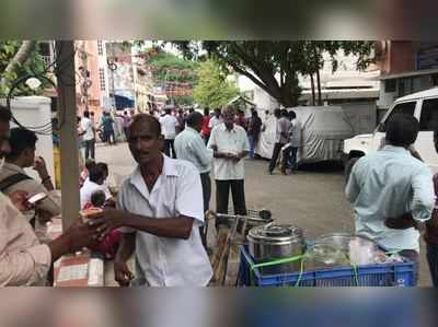 இப்படியும் சிலர் இருக்கிறார்கள்: கோபாலபுரத்தில் தொண்டர்களுக்கு டீ, மோர் விற்பனை!