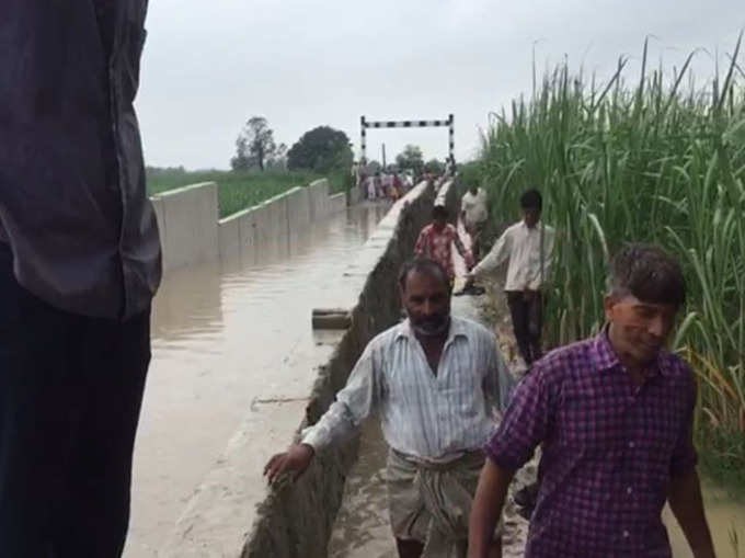 गांववालों की मदद से निकाला