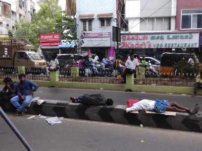 கருணாநிதி சிகிச்சை பெறும் மருத்துவமனை அருகே திமுகவினர் தூக்கம்