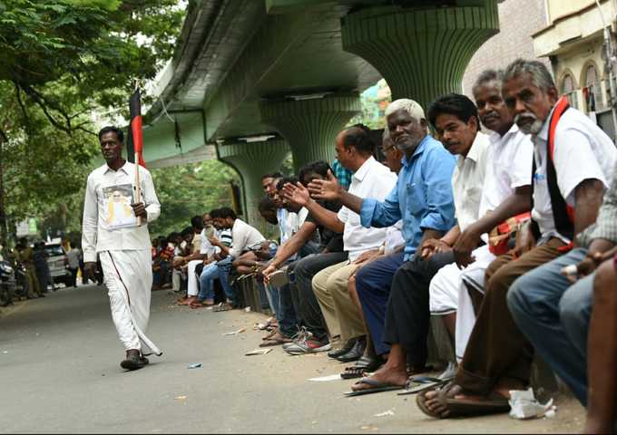 கலைஞருக்காக காவேரி மருத்துவமனையில் காத்துக் கிடக்கும் தொண்டர்கள்!!