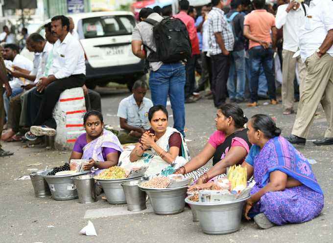 கலைஞருக்காக காவேரி மருத்துவமனையில் காத்துக் கிடக்கும் தொண்டர்கள்!!