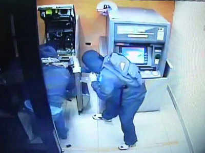 ATM उखाड़ा, वैन में लाद रहे थे, पुलिस देख भागे