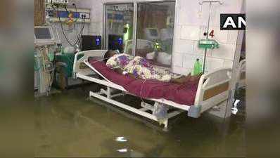 पटना: अस्पताल के आईसीयू में तैरती मिलीं मछलियां, बारिश से शहर बेहाल