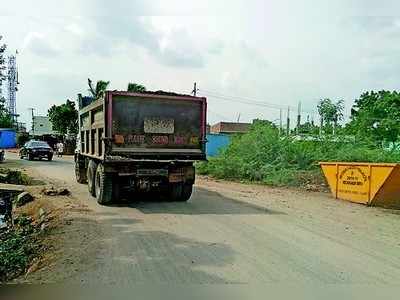 ಡಾಂಬರ ಕಾಣದ ರಸ್ತೆ : ಧೂಳಿನಿಂದ ತತ್ತರಿಸಿದ ಜನ