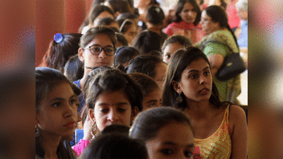 बच्चों को यूनिवर्सिटी में पढ़ाने के लिए ओवरटाइम कर रहे हैं भारतीय पैरंट्स, ले रहे उधार: रिपोर्ट