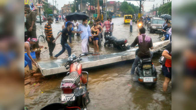 యూపీలో వర్ష బీభత్సం.. 70మందికిపైగా మృతి 