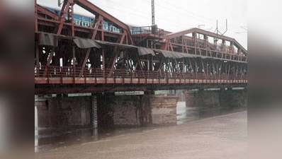 जलस्तर बढ़ता देख पुराने यमुना पुल पर रोकी गई ट्रैफिक