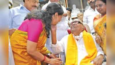 Karunanidhi Health: கருணாநிதி நலமுடன் இருக்கிறார் - கனிமொழி