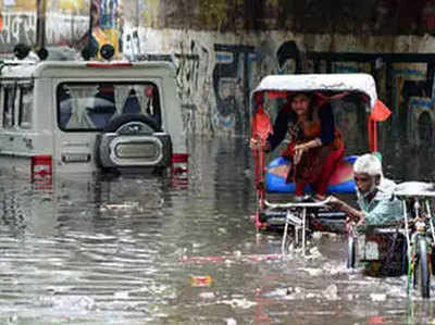 बुलंदशहर: बार‍िश के बाद सड़क पानी से लबालब, राहगीरों को हो रही परेशानी