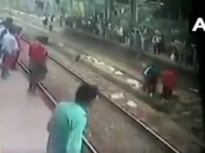 विडियो: खुदकुशी के लिए रेलवे ट्रैक पर जा लेटा, यूं बचाया गया