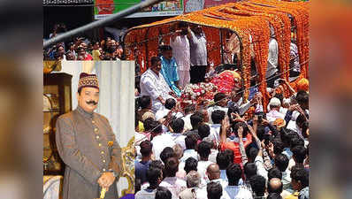 बलरामपुर: महाराजा धर्मेन्द्र प्रसाद सिंह की अंतिम यात्रा में हुजूम, व्यापारियों ने बंद रखीं दुकानें